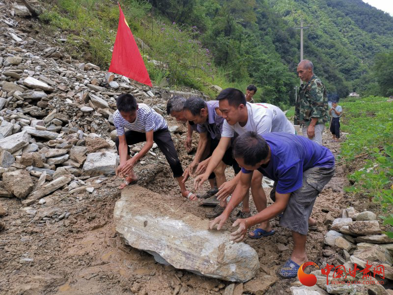 文县:驻村帮扶工作队变身防汛抢险救援队