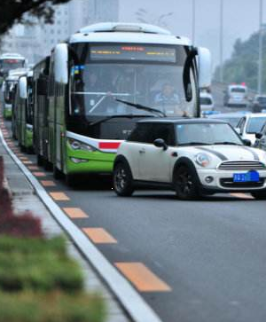 兰州市现行三条公交车专用道限时通行 1条：天水路全路段