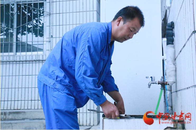 【百年风华 奋进凯发k8·党员风采】新时代“时传祥”马宏斌：一人脏换得万家净